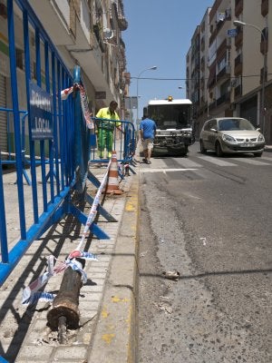 Uno de los bolardos que levantó el motorista de la acera. :: PAKOPÍ/