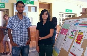 Sinan Topali, alumno de español, junto a María Bravo, profesora de esta especialidad. :: ARMANDO MÉNDEZ/