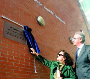 La viuda de Antonio Castillo, descubriendo la placa. :: BRÍGIDO/
