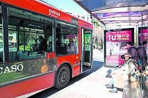 El servicio de autobús está gestionado por Subús, empresa alicantina, y la contrata finaliza el próximo mes de abril. :: JORGE REY/