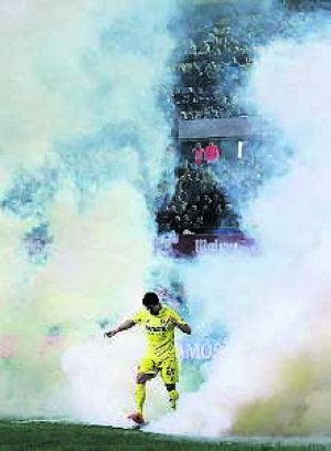 Jonathan Pereira da una patada al bote de humo. ::
J. JORDAN / AFP/