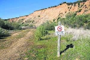 Solo un cartel indica en la actualidad la existencia de una mina en Pedroso de Acim, porque no hay actividad alguna. :: PALMA/