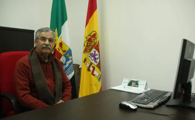 José Luis Taboada Jiménez, nuevo juez de paz de Arroyo de la Luz, en su despacho del juzgado.