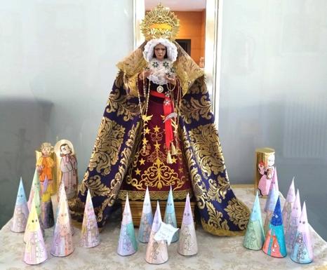 Los mayores de la residencia Virgen de la Luz elaboran un paso procesional
