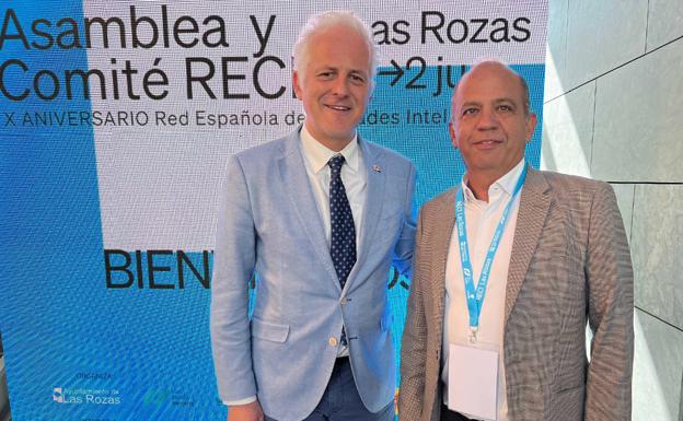 El diputado Santos Jorna (dcha) junto al presidente de la Red y alcalde de Logroño, Pablo Hermoso de Mendoza./