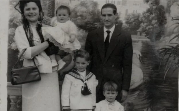 Josefa Gómez, junto a su marido José Escudero, y sus hijos.