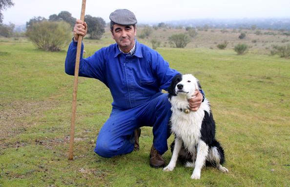 Alonso Bolaños junto a uno de sus perros carea. /S.G.