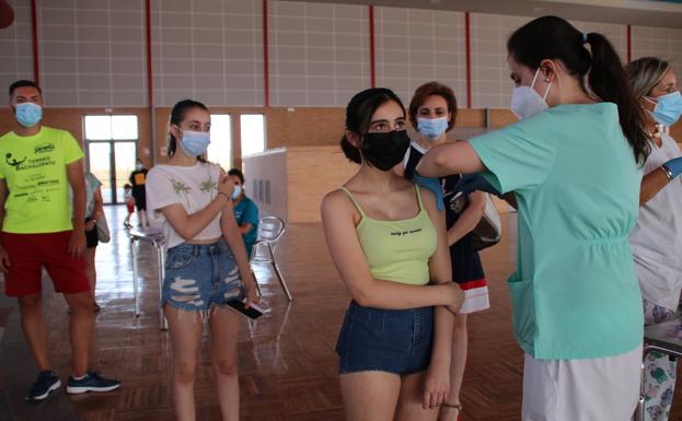 Jóvenes reciben la vacuna en el Auditorio Municipal de Campanario. /S. GÓMEZ