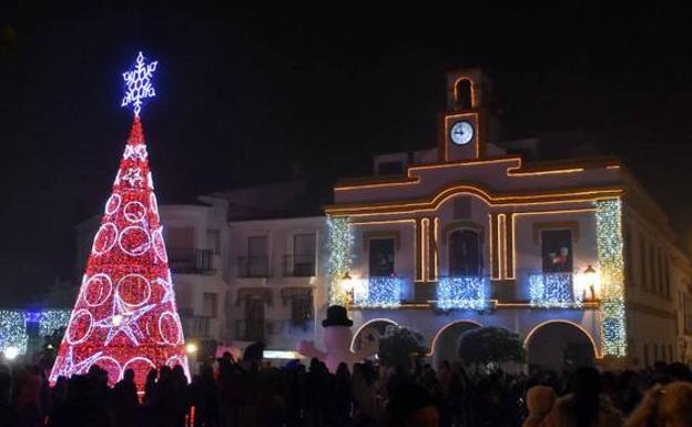 Árbol de Navidad iluminado en la plaza de España de Campanario. /HOY