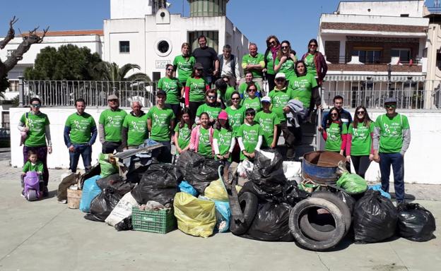 Participantes en la recogida de basura en la edición anterior. 