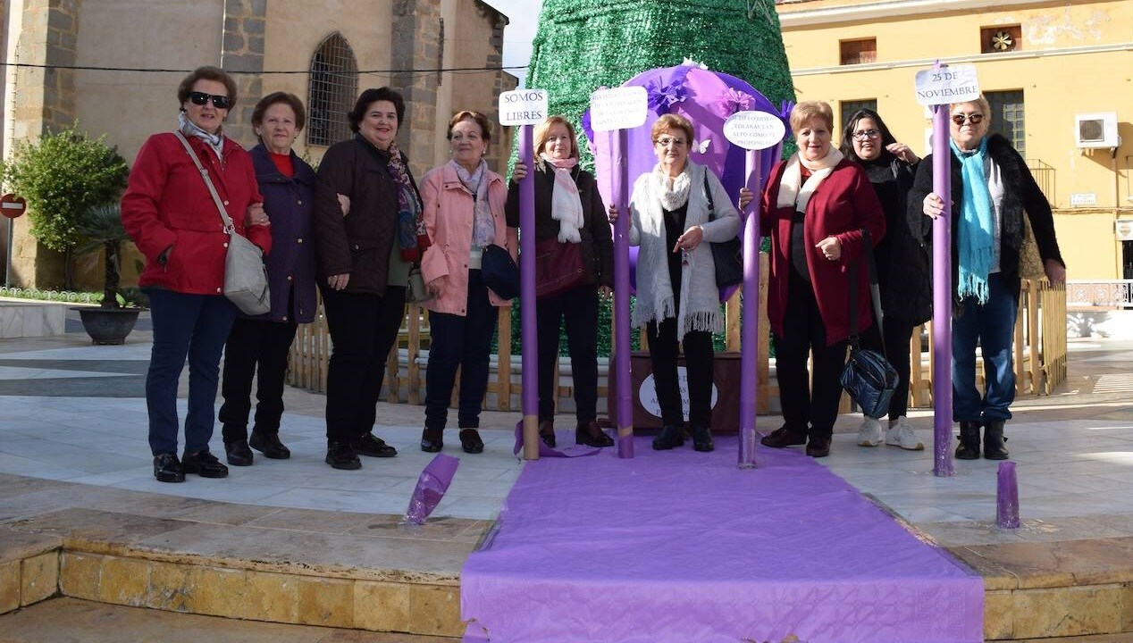 Vecinas de Campanario muestran algunos de los mensajes de apoyo a las víctimas de violencia de género 