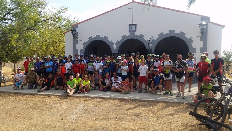 Participantes de la marcha de ciclomontaña, ayer, en San Benito. /CEDIDA