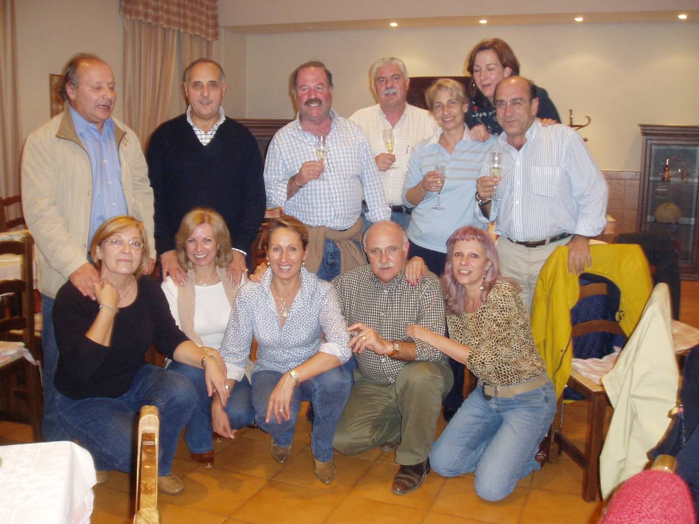 Grupo de amigos junto a Vicente (el tercero por la izquierda). J.M.LANCHO/