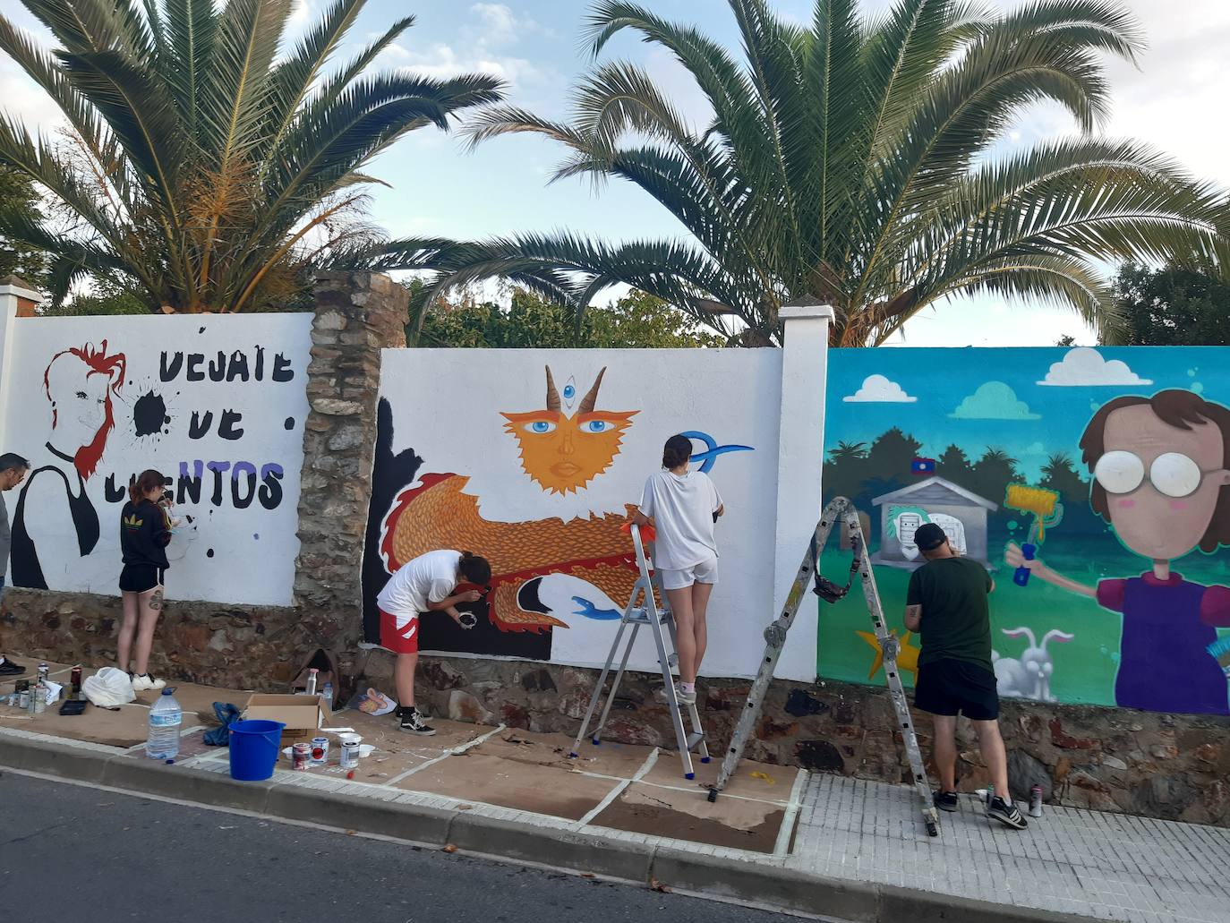 Esta semana los participantes en el concurso han realizado sus obras en el muro de calle Las Malvinas. 
