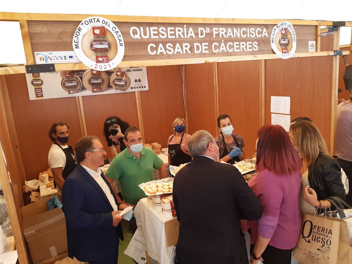 Quesería Doña Francisca luce en su stand el distintivo de 'Mejor Torta del Casar' de la Semana de la Torta.