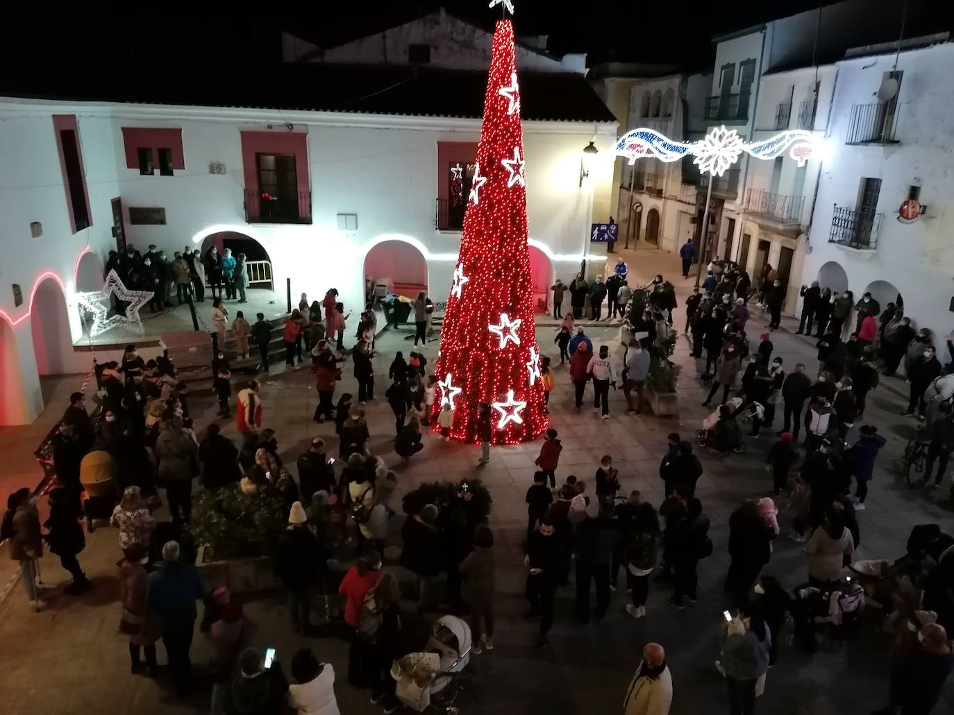 Decenas de casareños reciben con ilusión la Navidad, ayer en la plaza de España. 