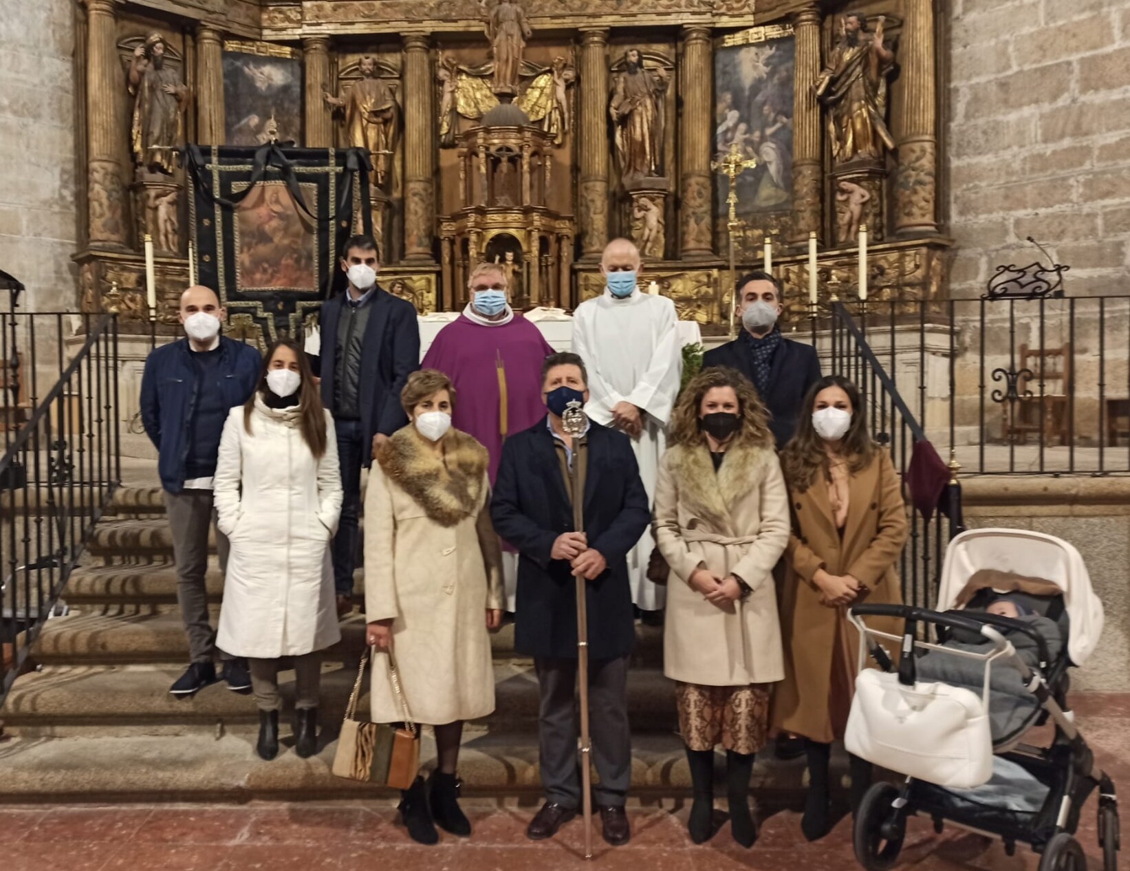 Integrantes de la cofradía saliente, el pasado domingo 28 de noviembre, en su último acto en la parroquia. /CEDIDA