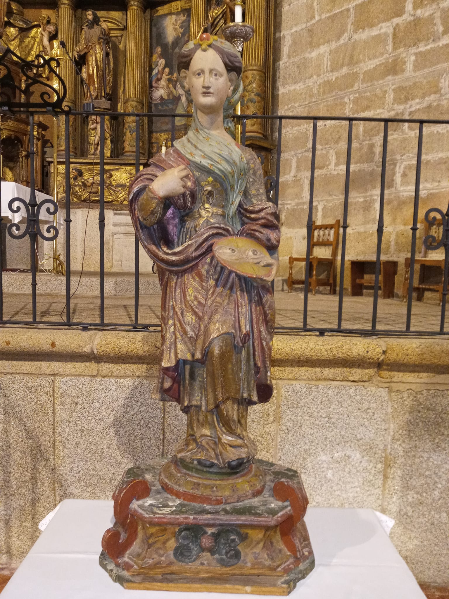 Imagen de Santa Lucía, en su último triduo en el mes de diciembre, cuando fue ubicada delante del altar mayor. 