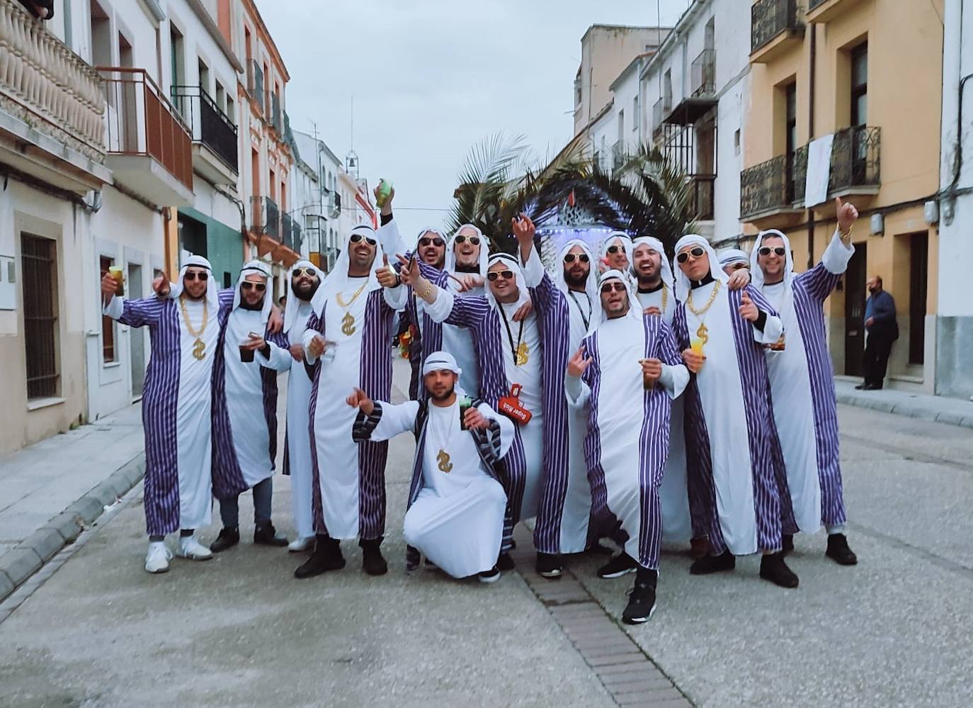 Los jeques árabes, una pareja de ninfas y la reina del abanico, premiados en el desfile de Carnaval