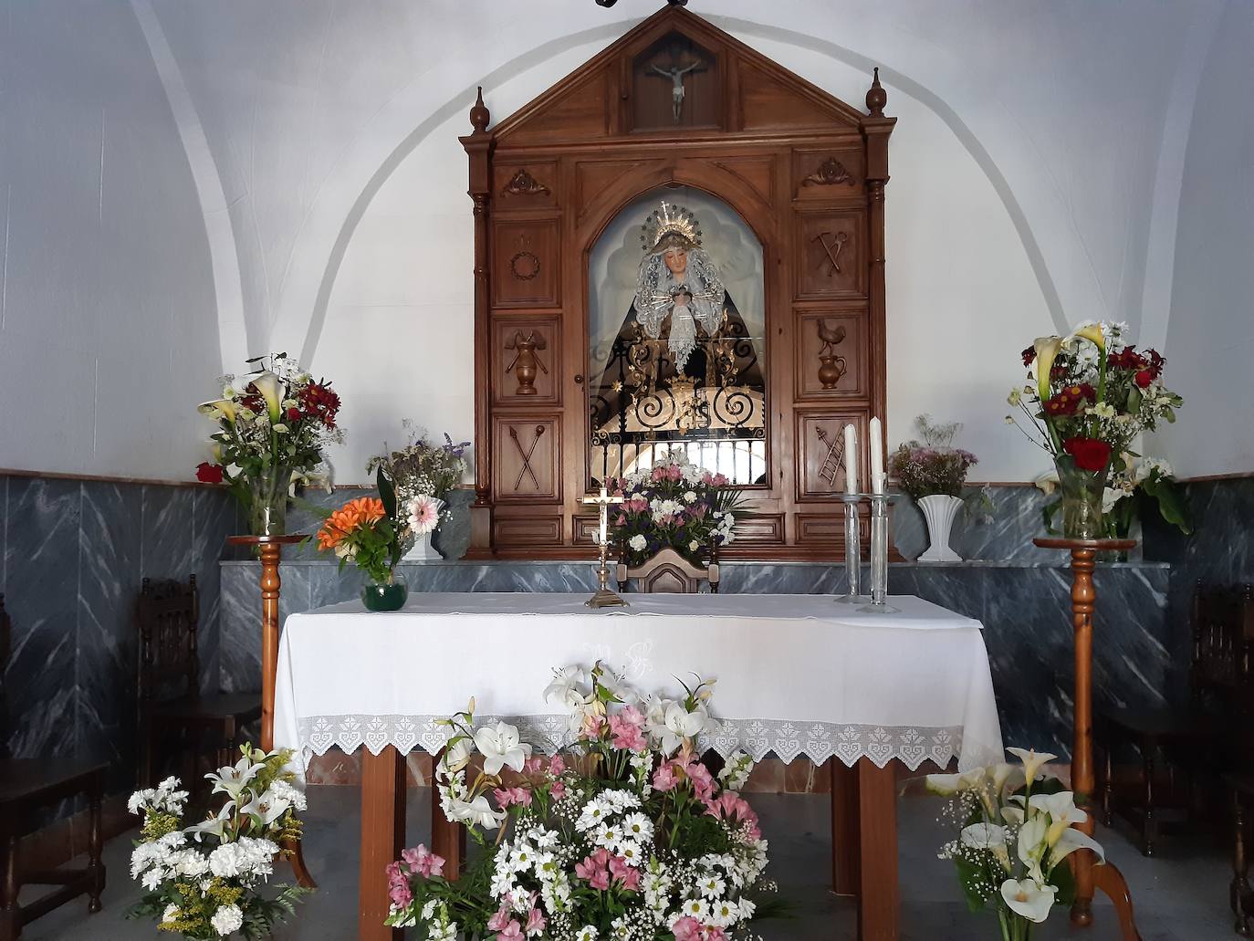 La Virgen de La Soledad dejará su camarín mañana para ser trasladada a la parroquia hasta la noche de Viernes Santo. /L.C.G.