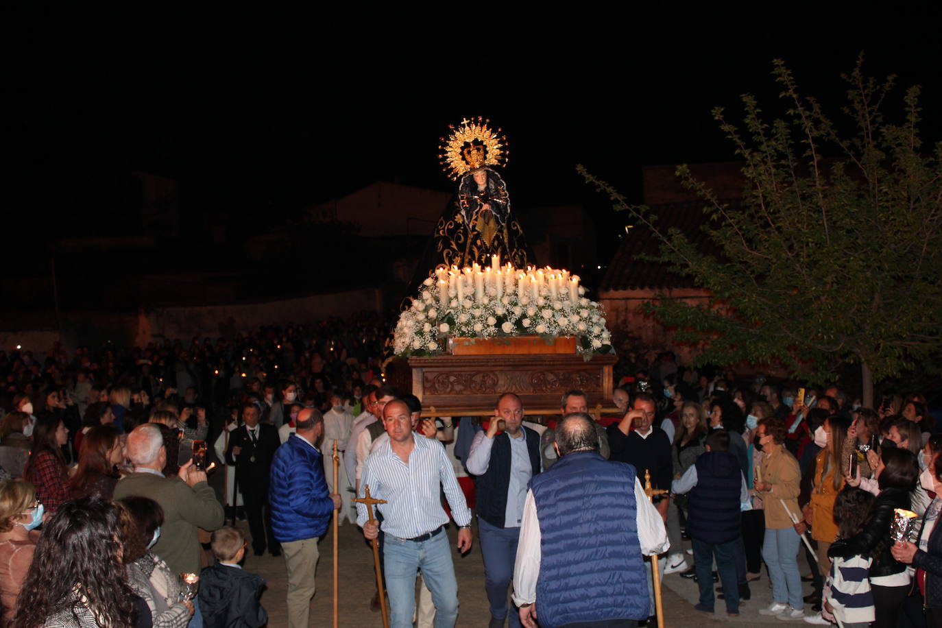 La explanada de La Ronda de la Soledad, anoche, repleta de personas con la llegada de la Virgen a su ermita. /L.C.G.