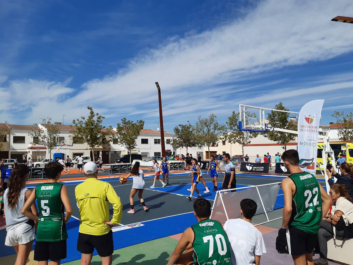 La plaza de Sancho IV albergó ayer dos pistas de baloncesto para encuentros 3x3. /L.C.G.