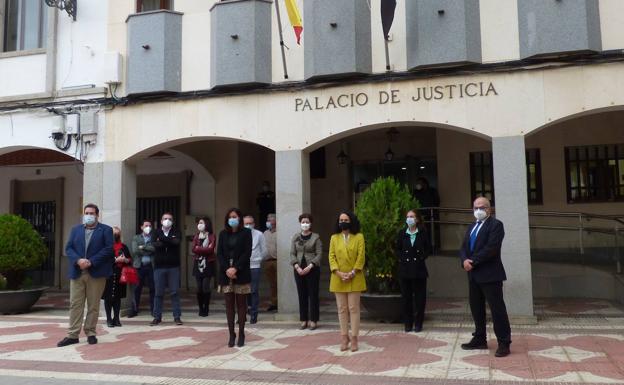Minuto de silencio ante el Palacio de Justicia de Castuera /F. V.