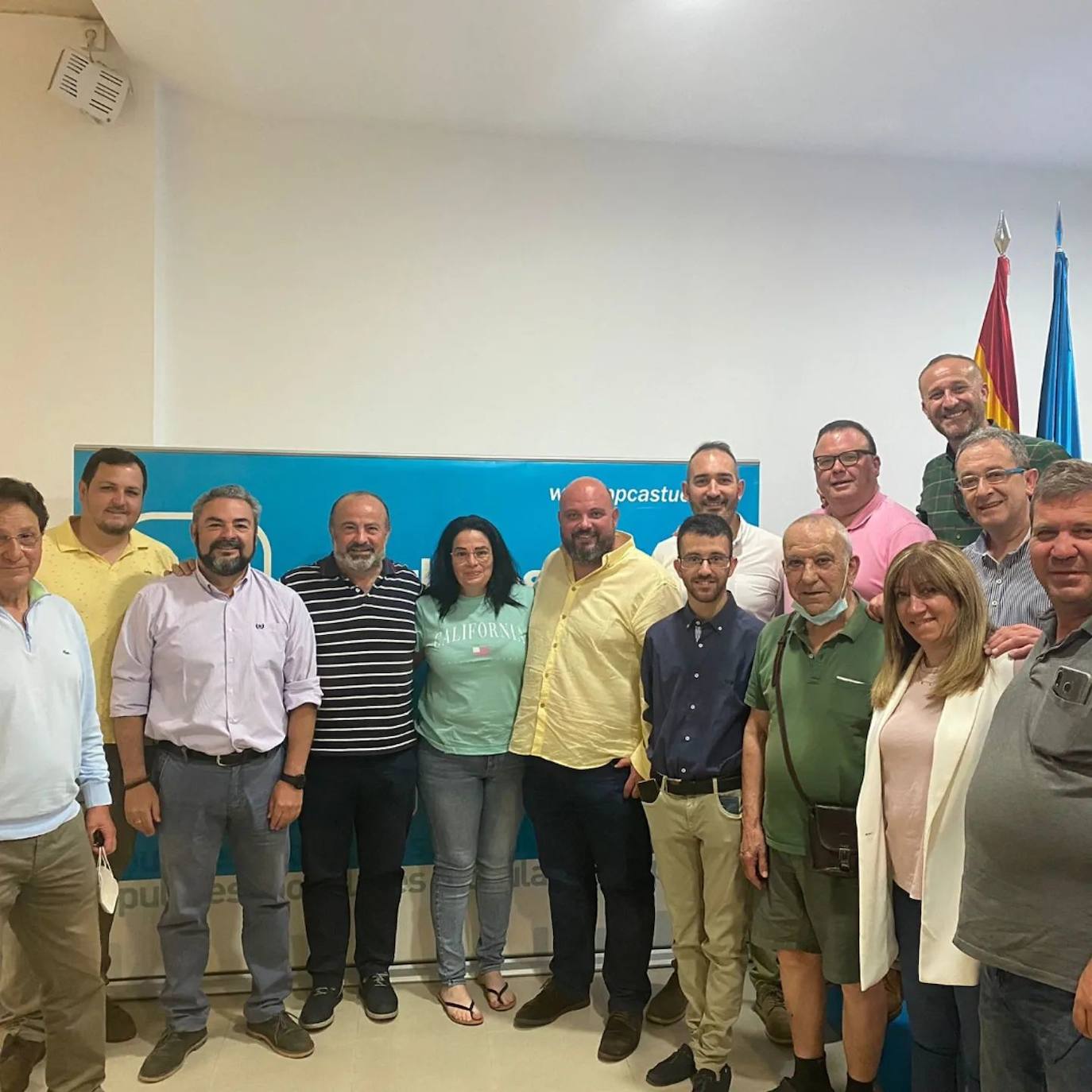 Asistentes a la reunión para la renovación de la Junta Local del PP de Castuera./f. v.