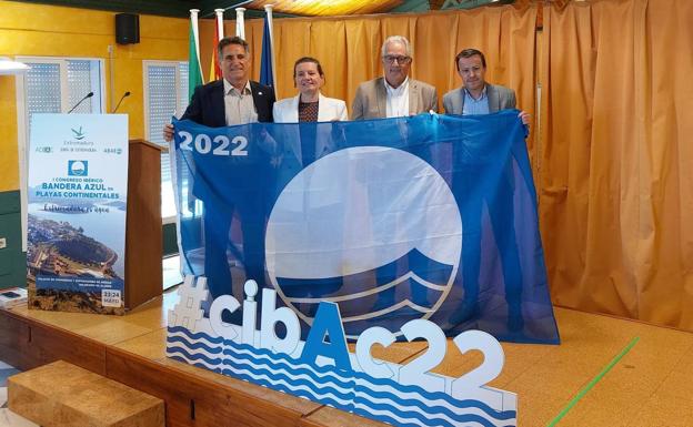 El alcalde de Castuera recoge la Bandera Azul concedida a la playa de la Isla del Zújar.