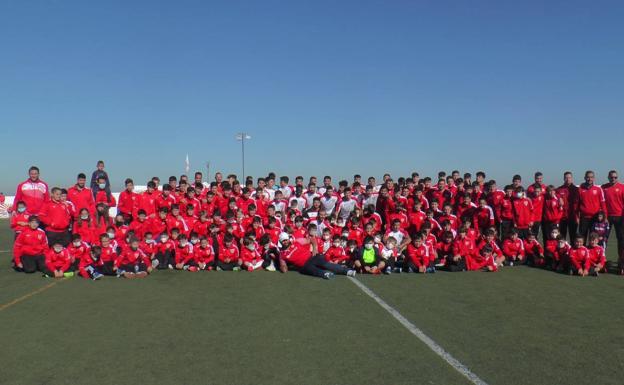Foto de familia de los equipos del CD Castuera-Subastacar 2021-2022/f. v.