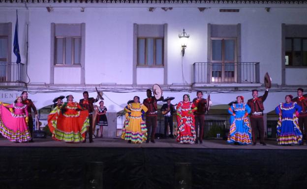 Actuación del grupo mexicano 'Viva Chihuahua'. 