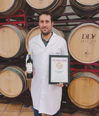 Juan Manuel Romero con el diploma de Mundus Vini y el vino premiado Balromero Selección.