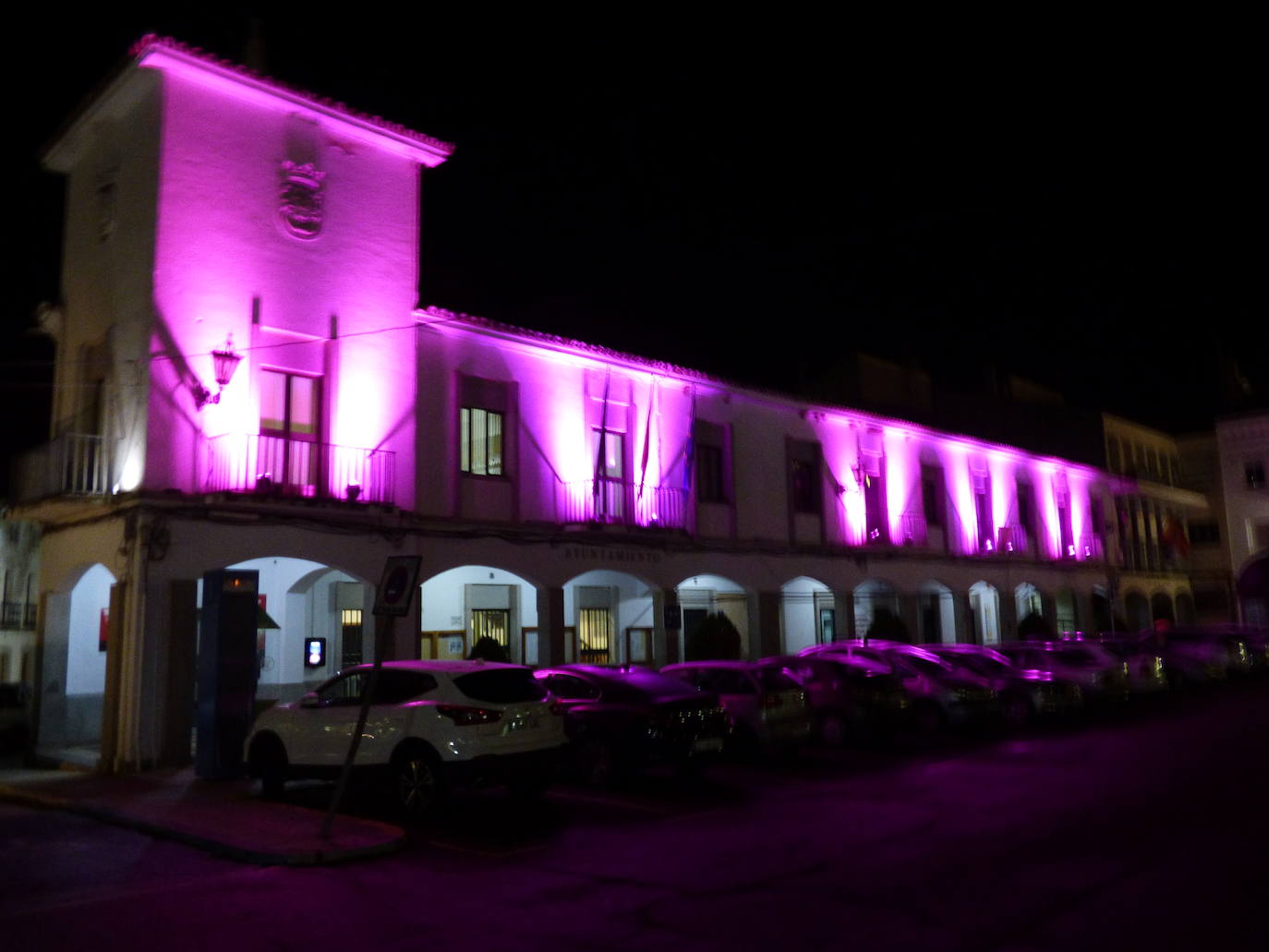 Iluminación violeta en la fachada del Ayuntamiento con motivo del 25N 