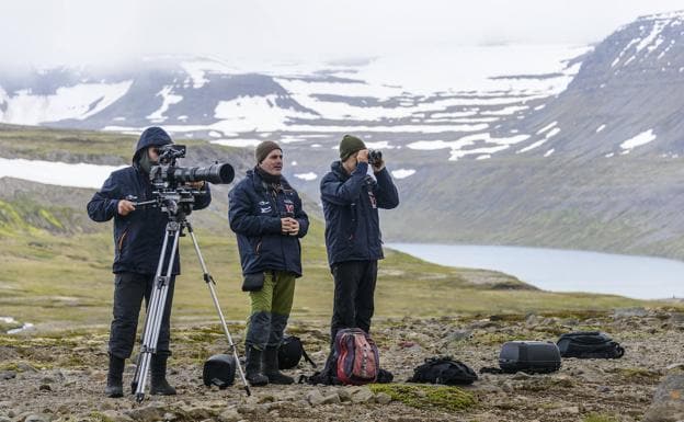 Carlos Pérez y su equipo grabando cerca del glaciar en Islandia. /cedida