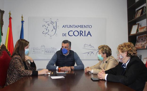 Reunión del Alcalde, la Concejala, Almudena Domingo, y la presidente de la Asociación de Mujeres de Coria 