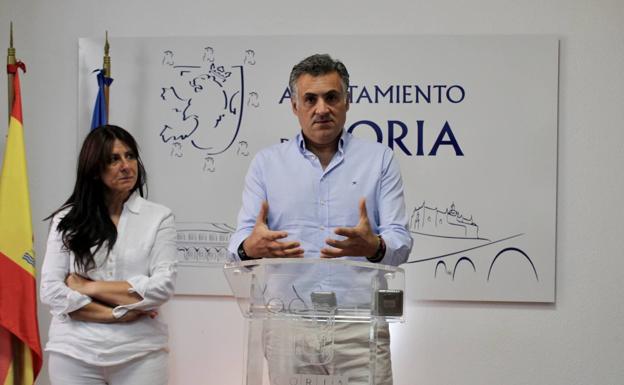 El Alcalde, Jose Manuel García Ballestero, y la Abanderada, Maite Rodríguez, en rueda de prensa 