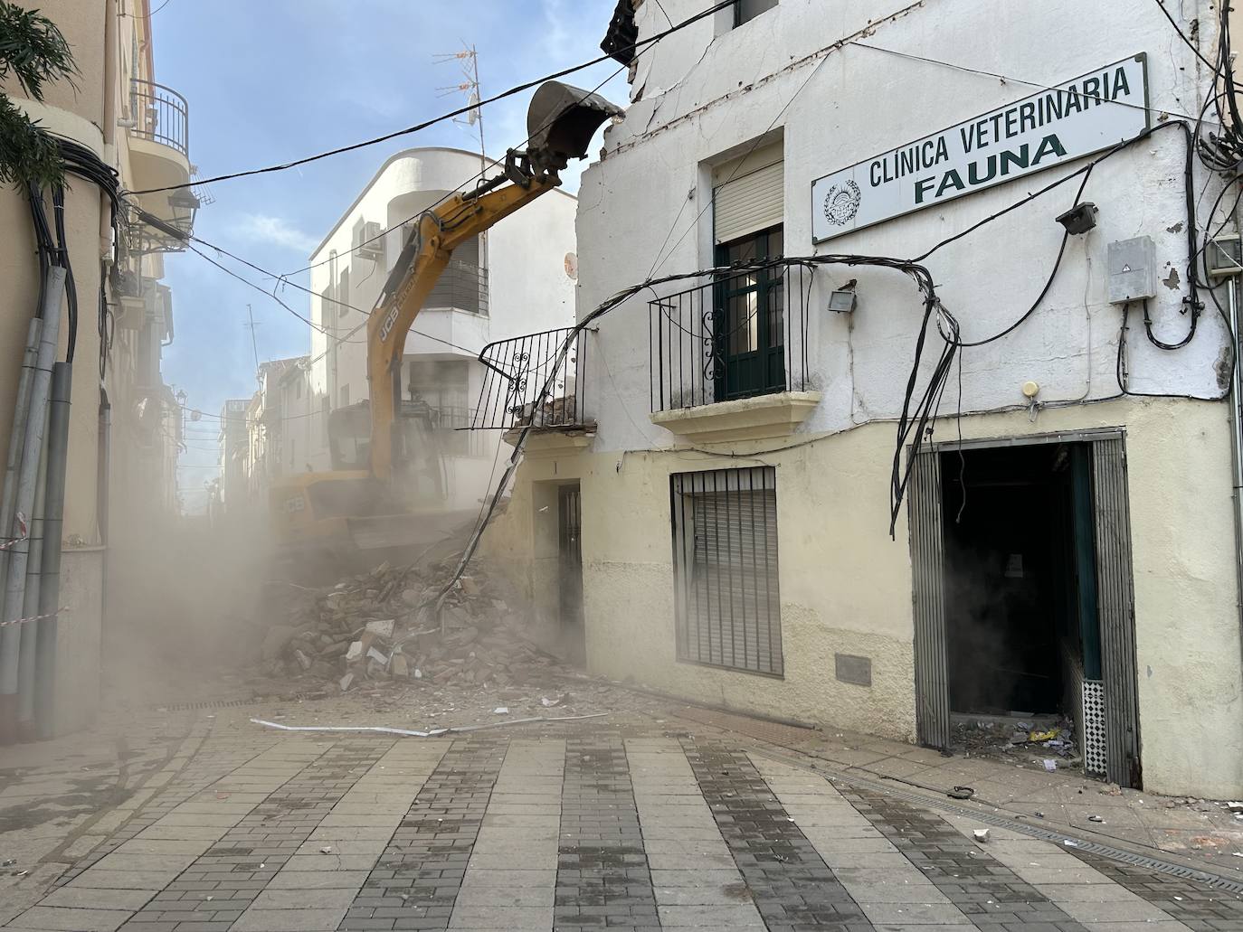 Trabajos de demolición en la vivienda ubicada en la Avenida Sierra de Gata. 