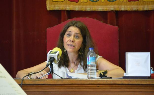 La alcaldesa de Fregenal, Tina Rodríguez, durante la pasada sesión plenaria. 