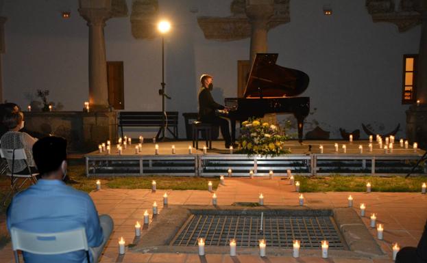 Ambiente durante el concierto de Pablo Márquez en el claustro de San Francisco /PEPE CANDELARIO