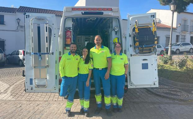 De izquierda a derecha: Sebastián Fernández, Jennifer Sánchez, David Vega y Margarita Moreno, técnicos de la ambulancia de SVB de Fregenal/KIKO ZAPATA