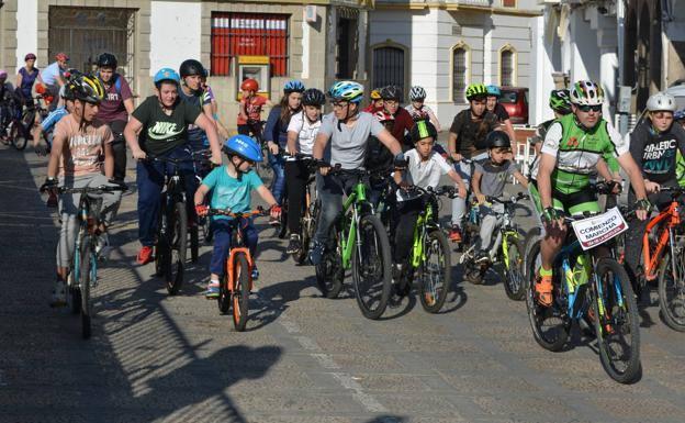 Participantes en una de las ediciones pasadas del Día de la Bicicleta./alberto márquez