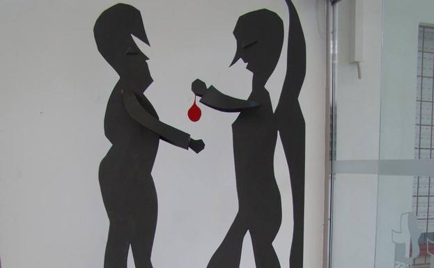 Escultura dedicada a los donantes de sangre en el Centro de Salud de Fregenal 
