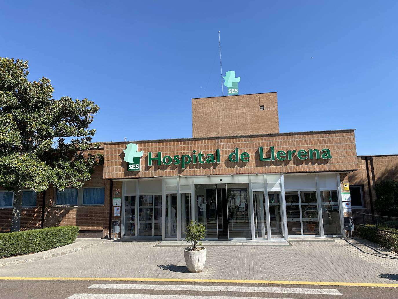 Entrada principal del Hospital de Llerena/ hoy