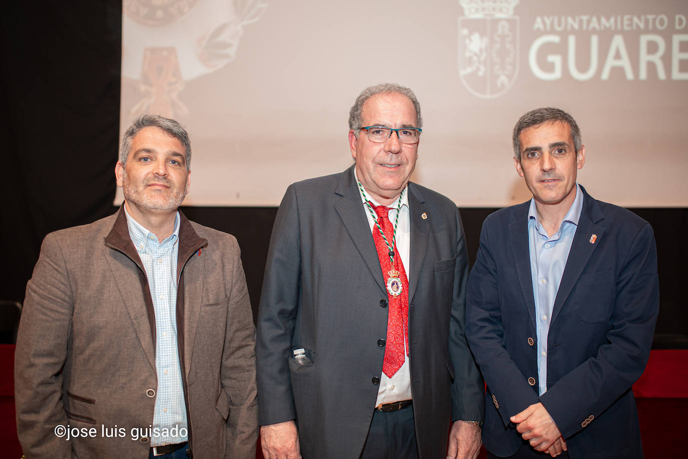 José Luis Álvarez, concejal de cultura (i), Juan Ángel Ruiz (c) y el alcalde Abel González.