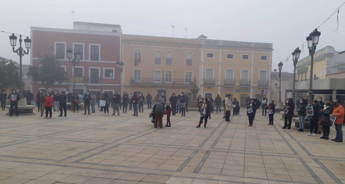 Los manifestantes hicieron mucho ruido durante media hora en la fría mañana de hoy jueves 14 de enero.