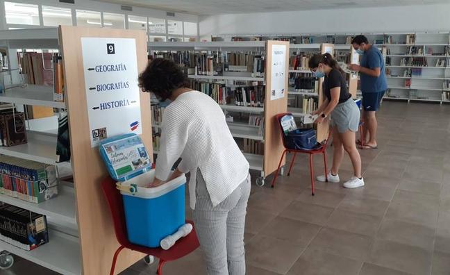 Usuarios eligiendo lecturas contenidas en veveras./Pedro Fernández
