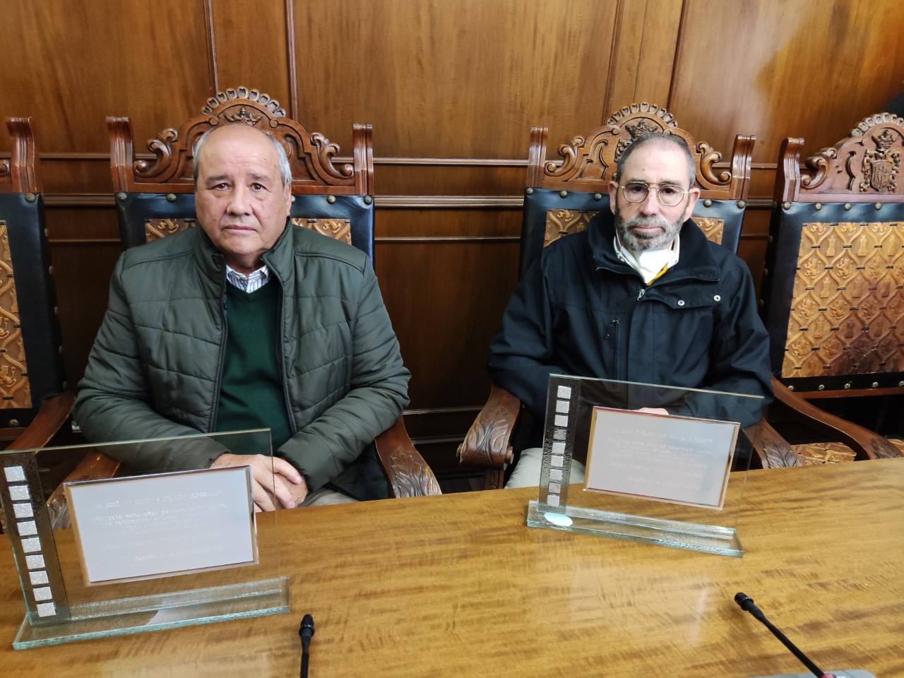 José Antonio Monago (i) y Juan Carlos Algaba, con sus respectivas placas como recuerdo a sus trayectorias profesionales./PF