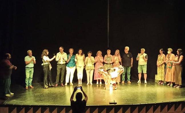 Foto de familia de los premiados en el I Festival de Teatro Nacional Amateur en Guareña/. CEDIDA