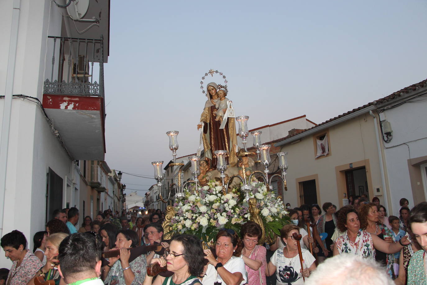 La Virgen del Carmen por la calle Estacada.