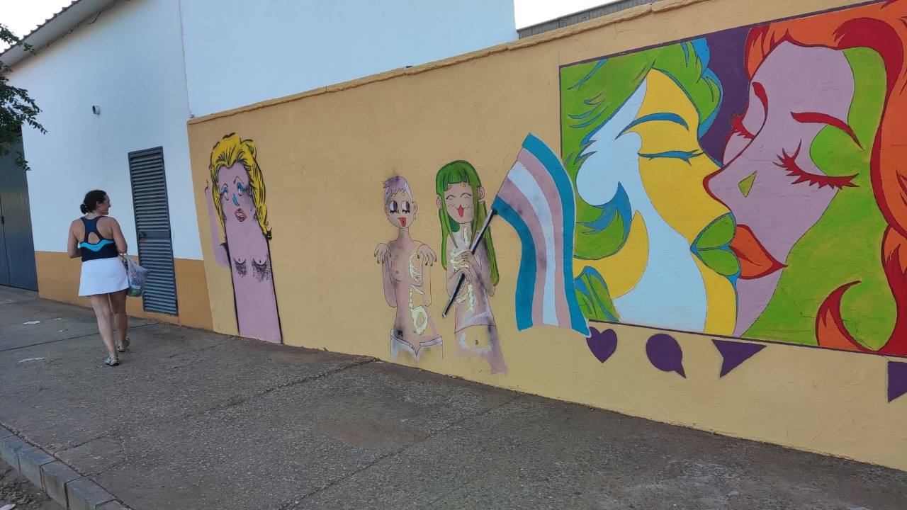Mural de la Diversidad en la tapia de la piscina municipal de Guareña./PF